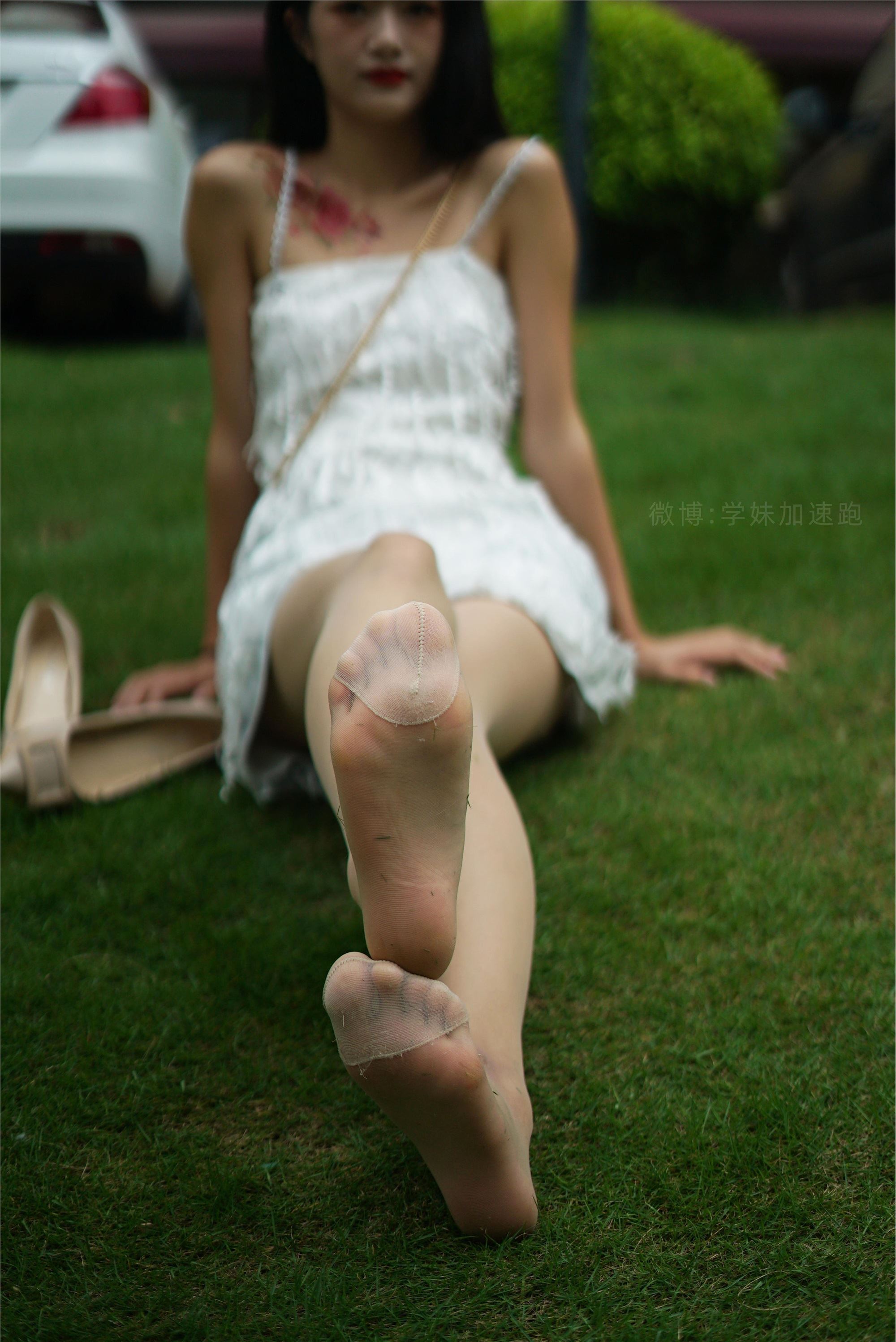 学妹加速跑 XM079《草地上的绿茶jio-鹿酱》